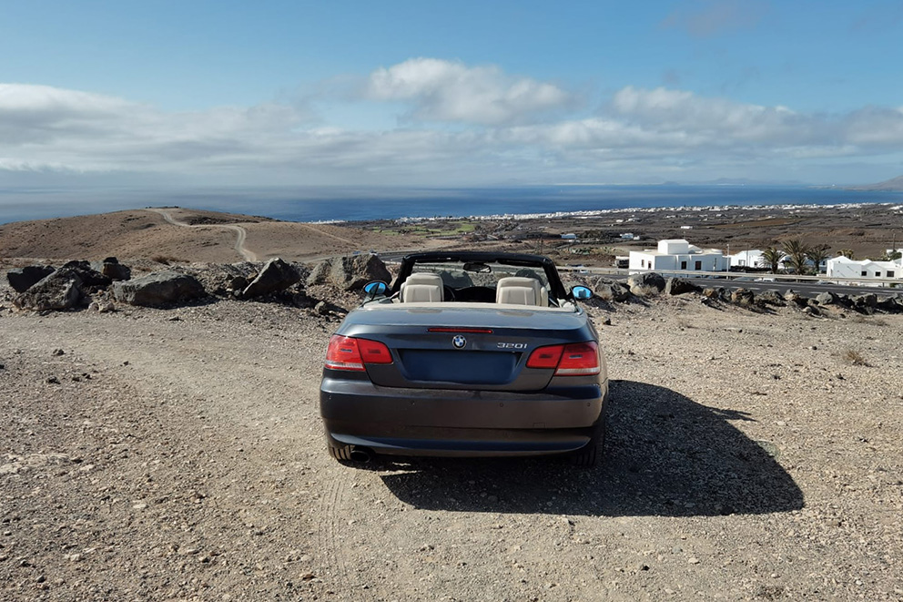 Rückansicht BMW 320i mit Meer