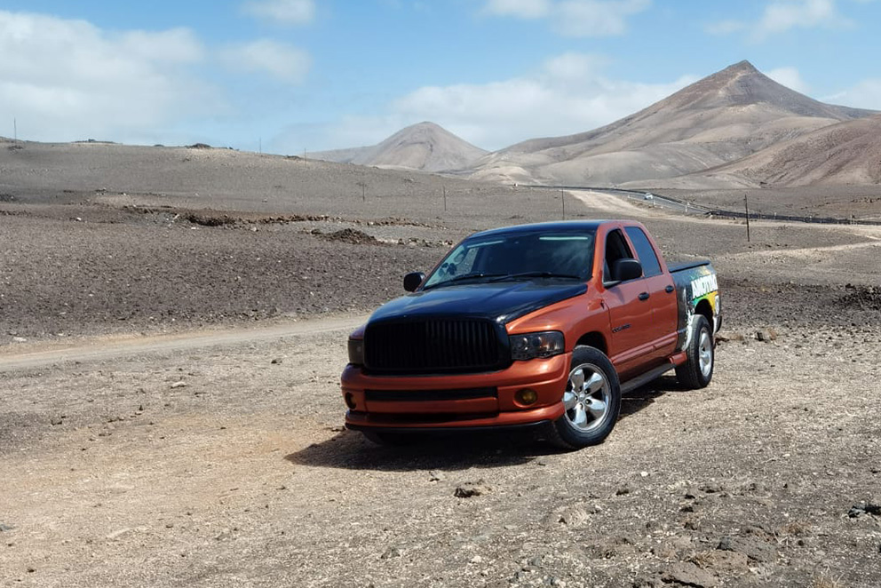 Roter Dodge Ram 1500 vor Hügelkette